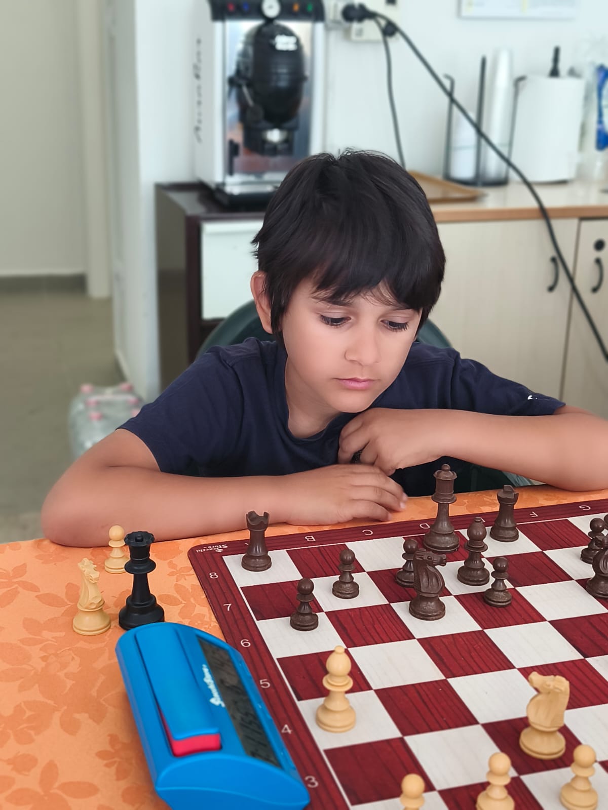 Matteo Lucente alla scacchiera, vincitore del Girone Capablanca