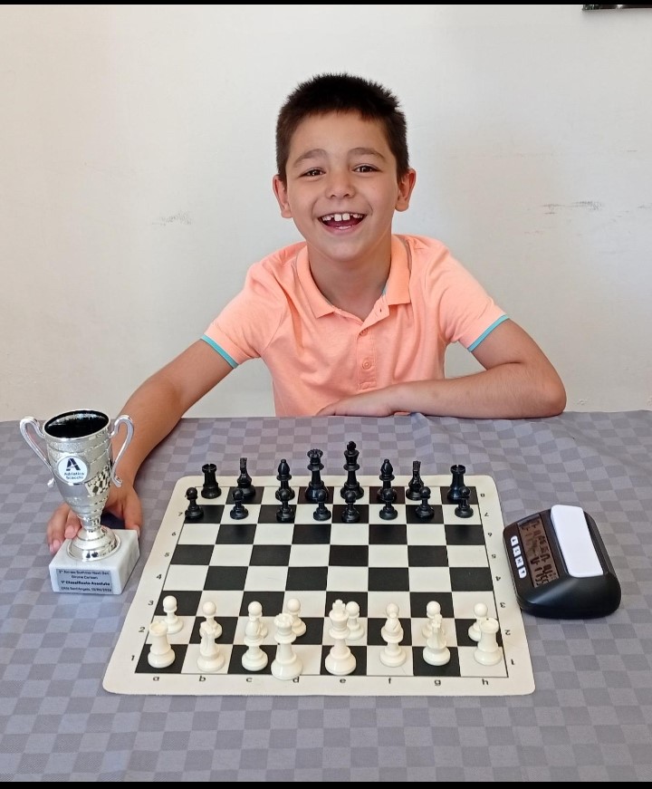 Leonardo Vigliotti alla scacchiera, vincitore del Girone Carlsen