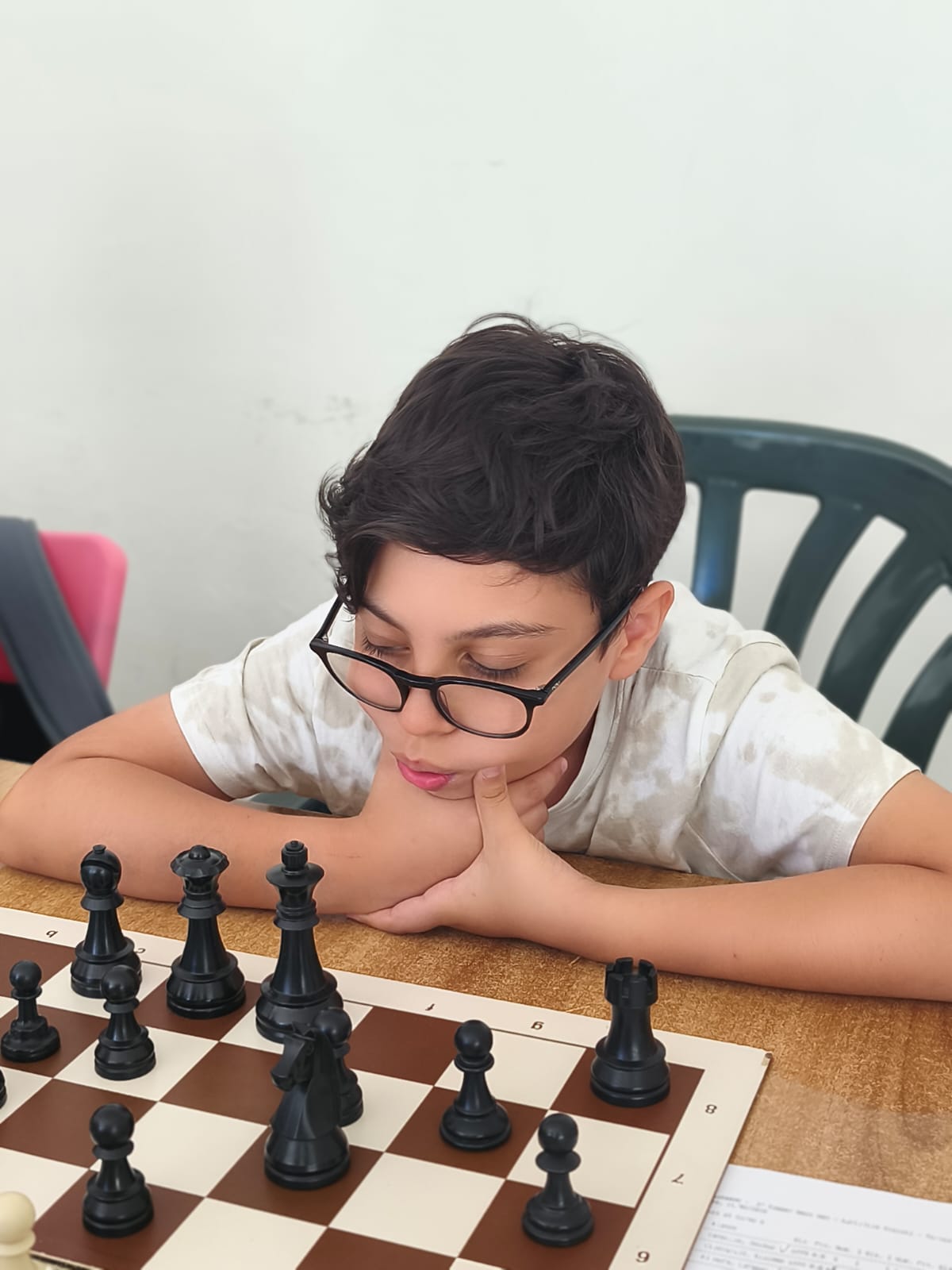 Dylan Roman Herrera alla scacchiera, vincitore del Girone Kasparov