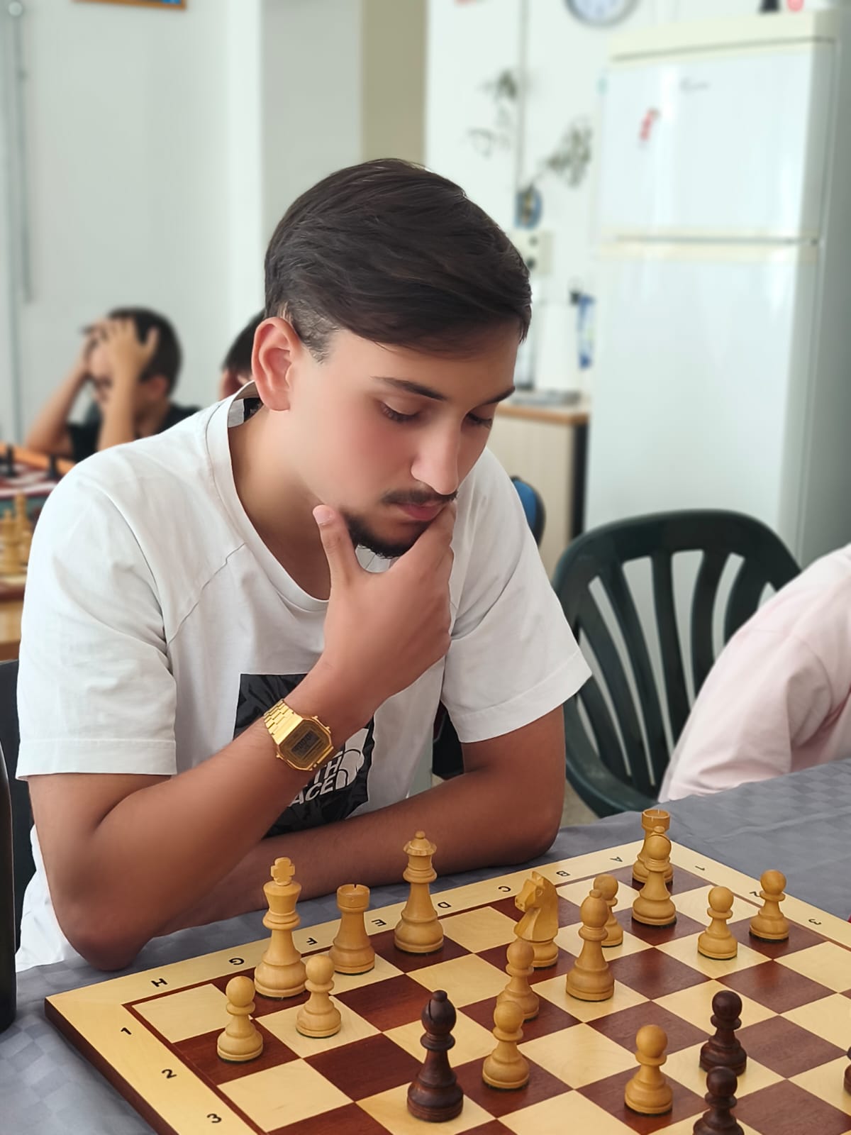 Francesco Campanelli alla scacchiera, vincitore del Girone Tal