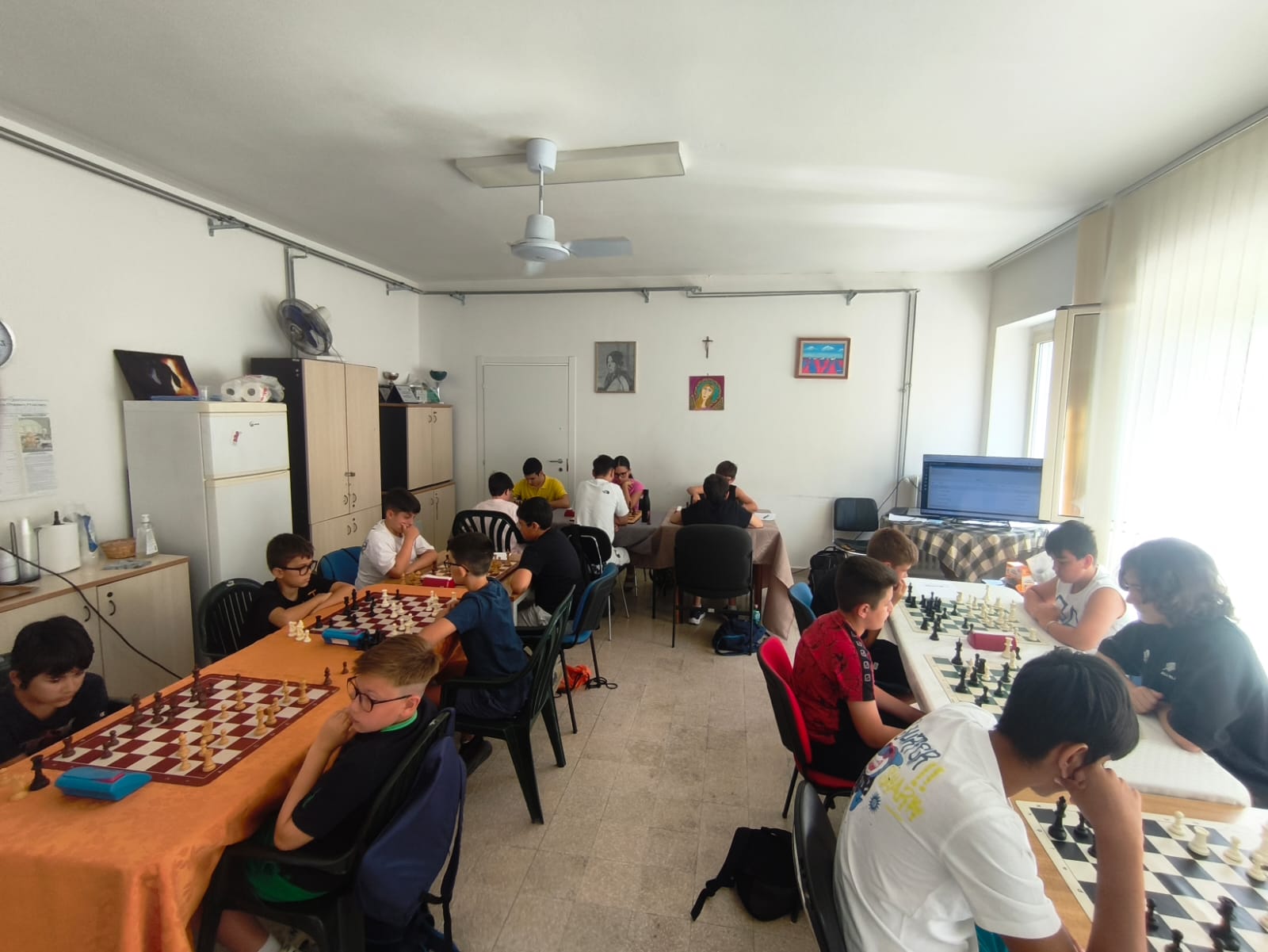 Giovani Under 18 impegnati alle scacchiere durante il 2° Torneo Summer Next Gen dell’Adriatica Scacchi