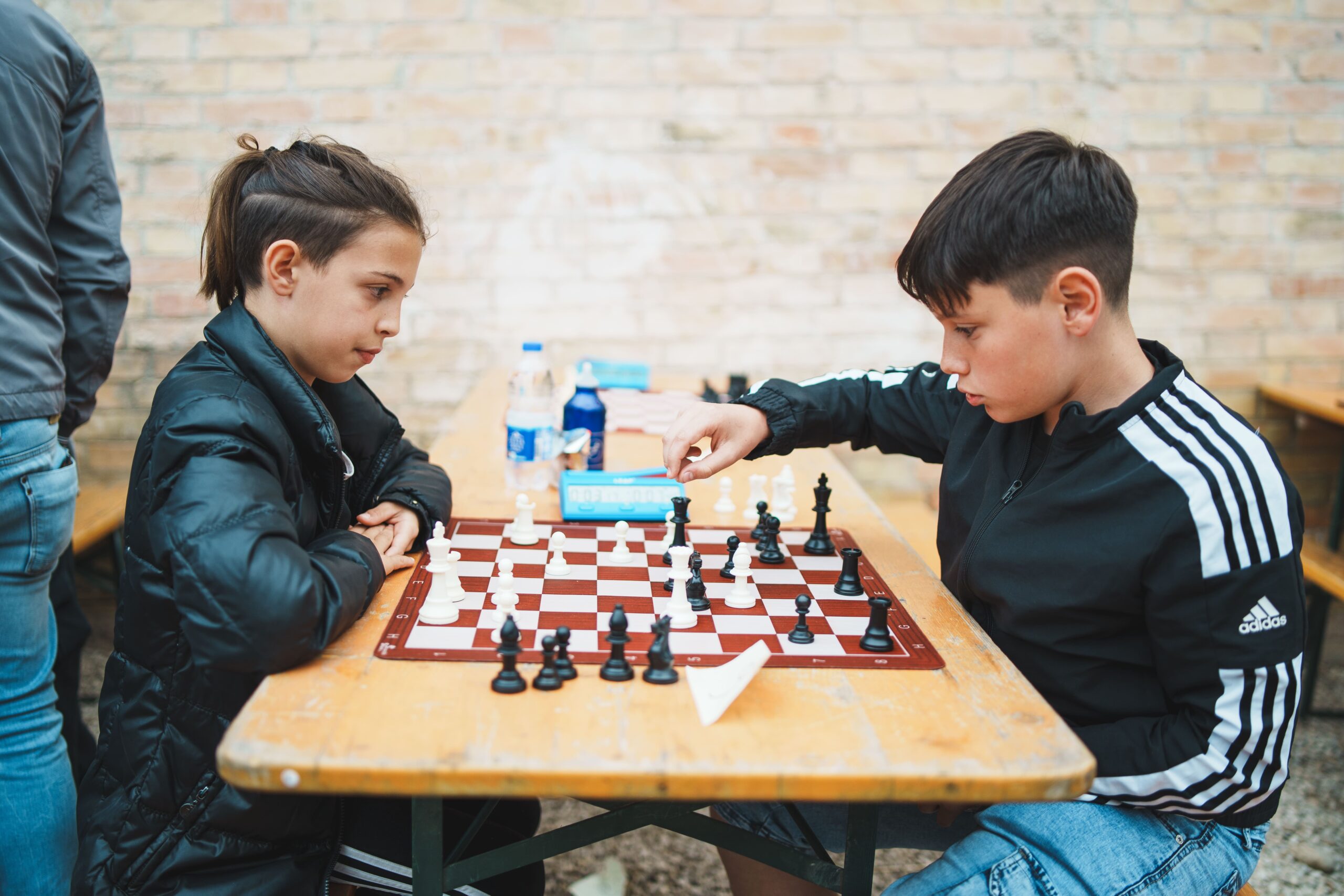 Due giovani atleti durante una partita al Torneo Scacchi al Borgo 2026