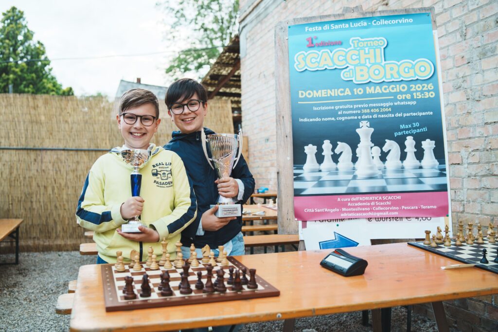 Giovani vincitori del Torneo Scacchi al Borgo 2026 con coppe e locandina, Santa Lucia di Collecorvino
