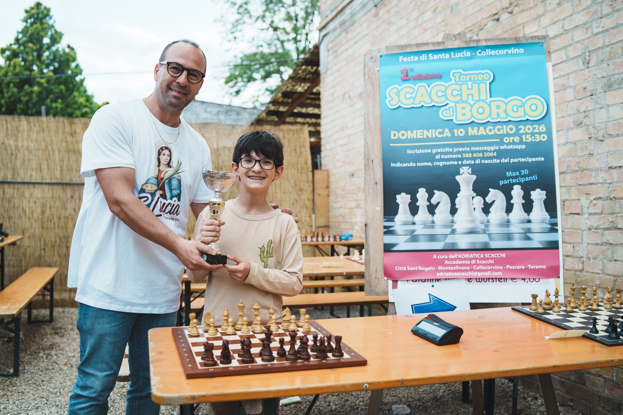 Premiazione di un giovane vincitore al Torneo Scacchi al Borgo 2026