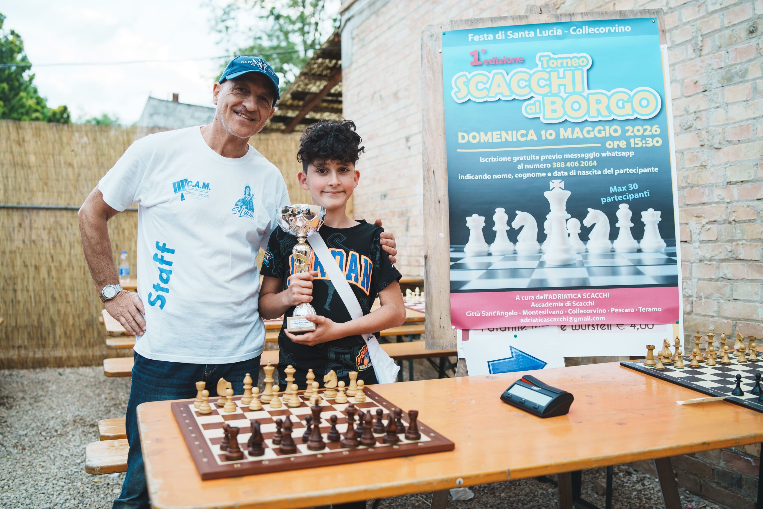 Premiazione di un giovane atleta con coppa al Torneo Scacchi al Borgo 2026