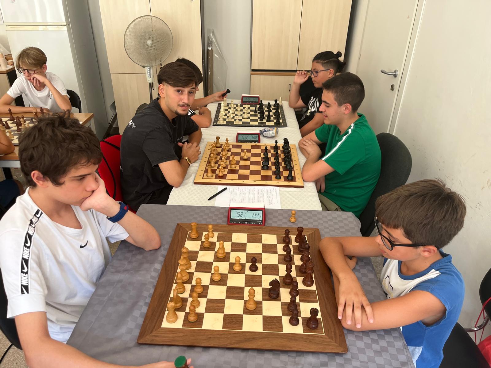 Giovani scacchisti concentrati durante le partite del 3° Torneo Summer Next Gen