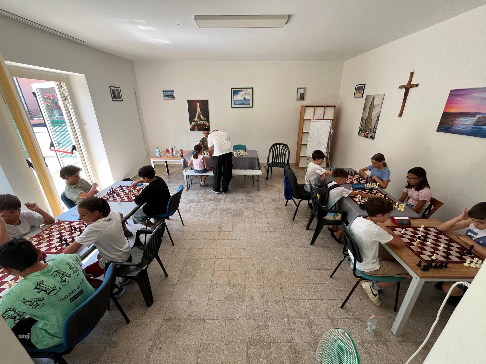 Giovani Under 18 impegnati alle scacchiere durante il 3° Torneo Summer Next Gen dell’Adriatica Scacchi