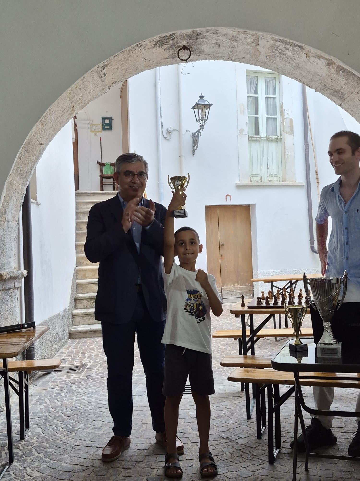 Filippo Giancaterino alza la coppa di primo classificato Under 10