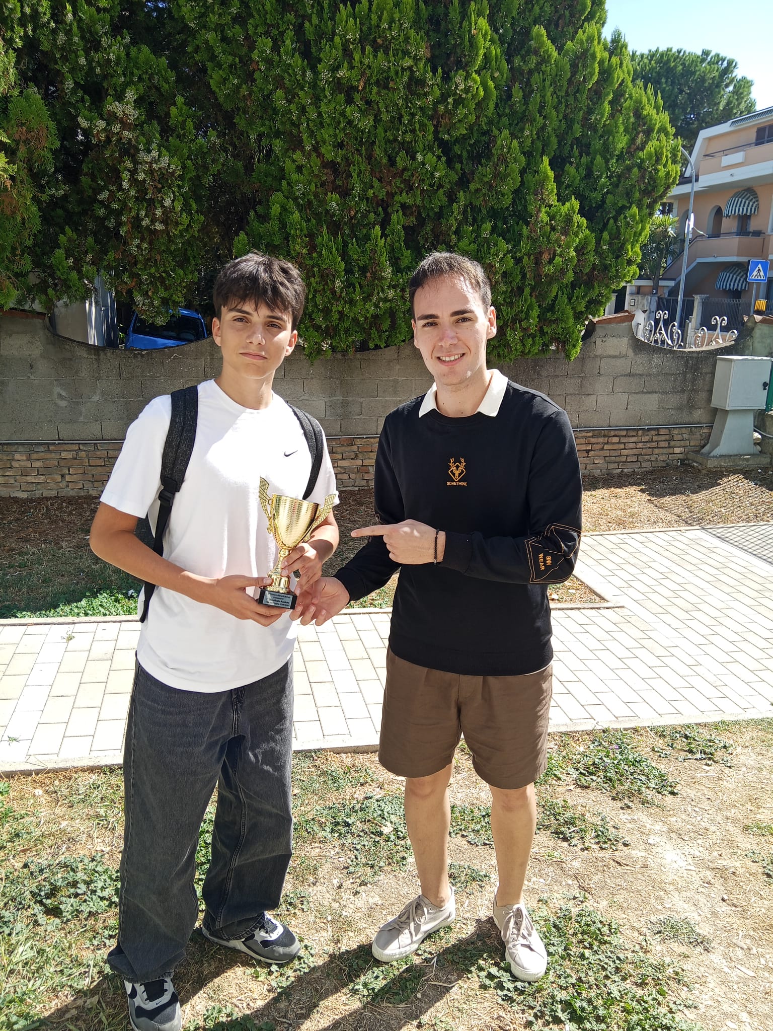 Matteo Quintiliani, a sinistra, vincitore della Prima Divisione della 5ª Adriatica Cup, con la coppa