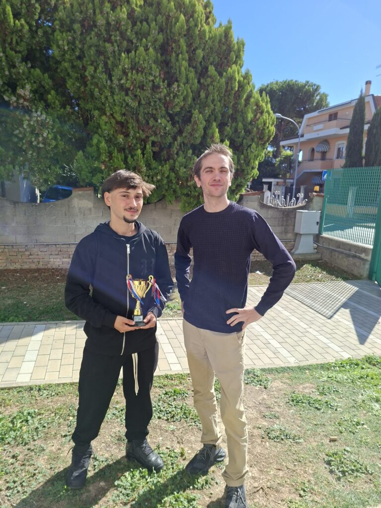 Francesco Campanelli, a sinistra, vincitore della Prima Divisione della 6ª Adriatica Cup, con la coppa