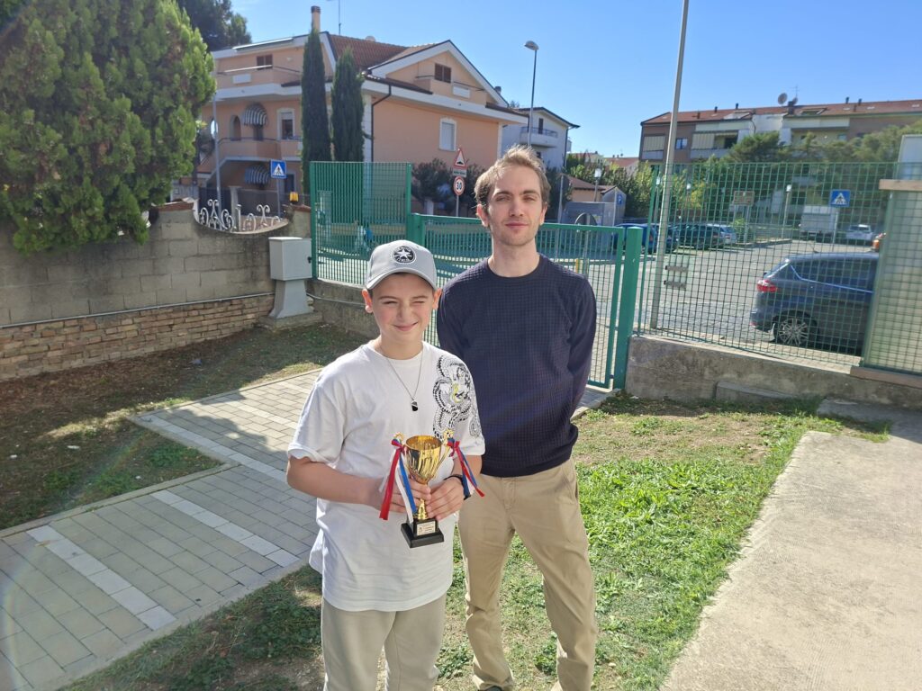 Damiano Di Zio, a sinistra, vincitore della Seconda Divisione della 6ª Adriatica Cup, con la coppa