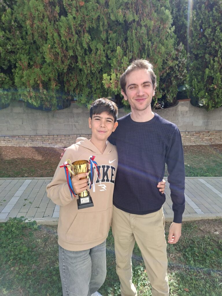 Damiano Vendola, a sinistra, vincitore della Quarta Divisione della 6ª Adriatica Cup, con la coppa