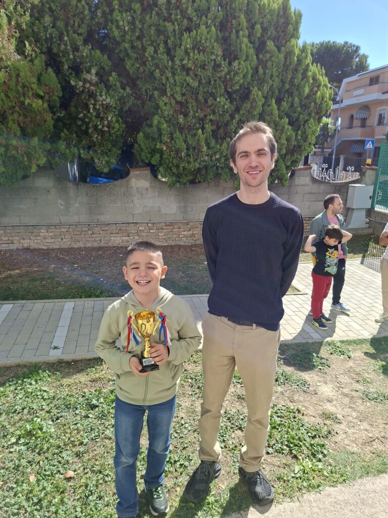 Leonardo Vigliotti, a sinistra, vincitore della Terza Divisione della 6ª Adriatica Cup, con la coppa